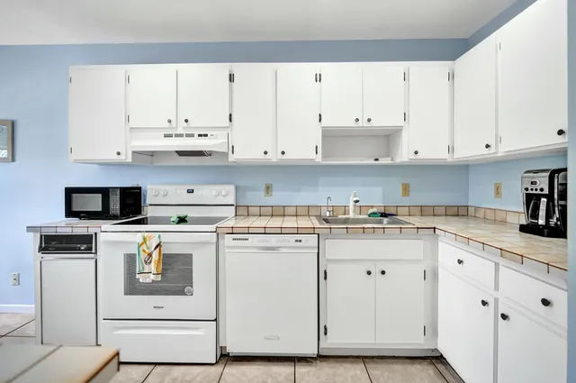 $10,000 | 19 Stratford Drive, Unit F, Boynton Beach, FL 33436