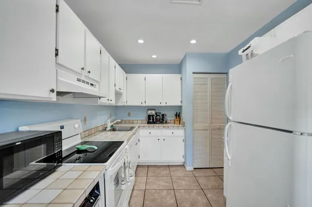 $10,000 | 19 Stratford Drive, Unit F, Boynton Beach, FL 33436