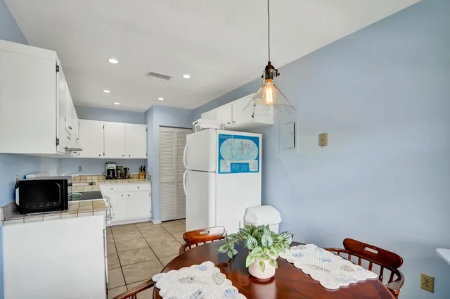 $10,000 | 19 Stratford Drive, Unit F, Boynton Beach, FL 33436