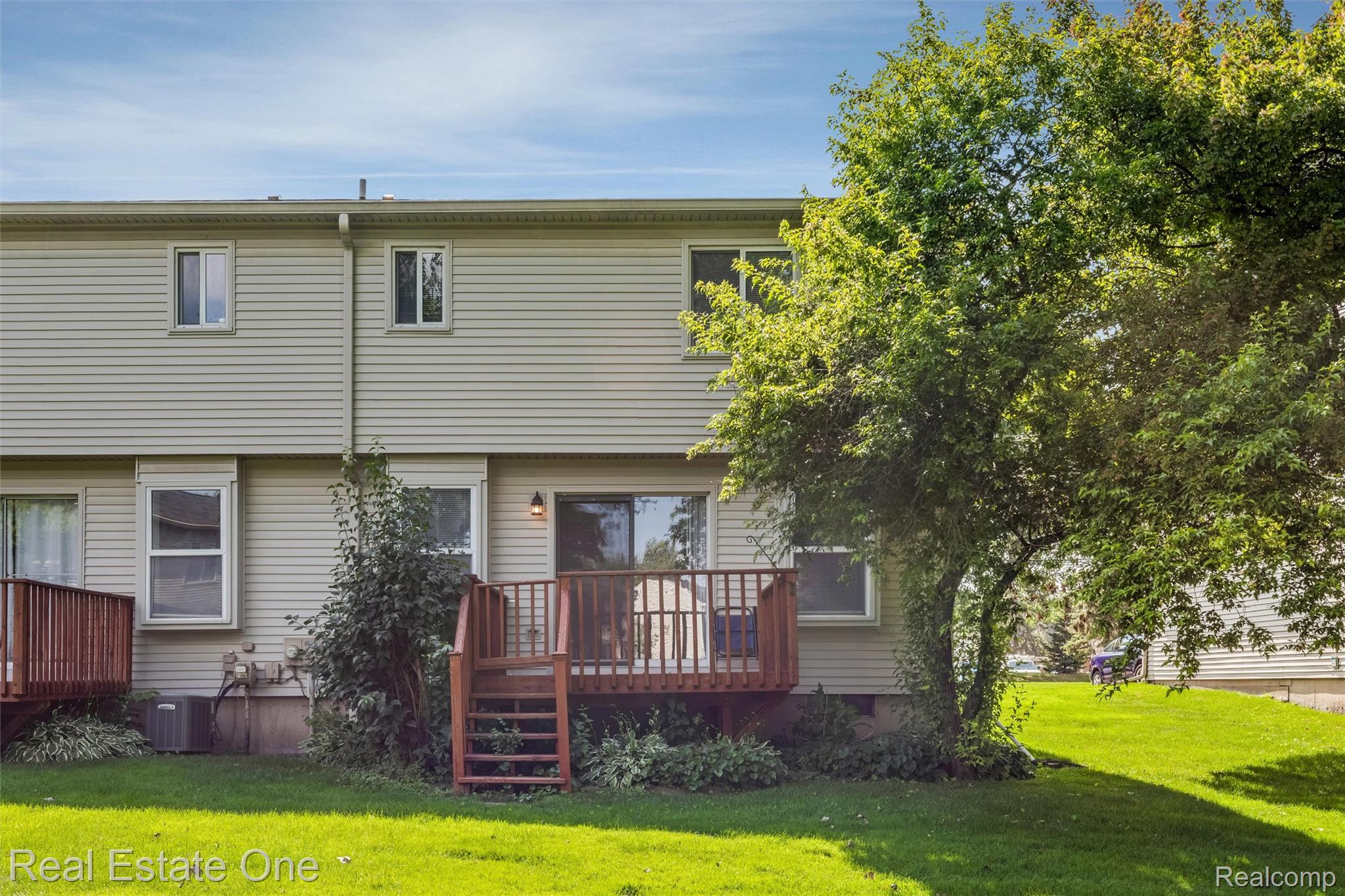 1361 Lochaven Road Waterford, MI 48327 - Photo 19 of 20 Rear.jpg