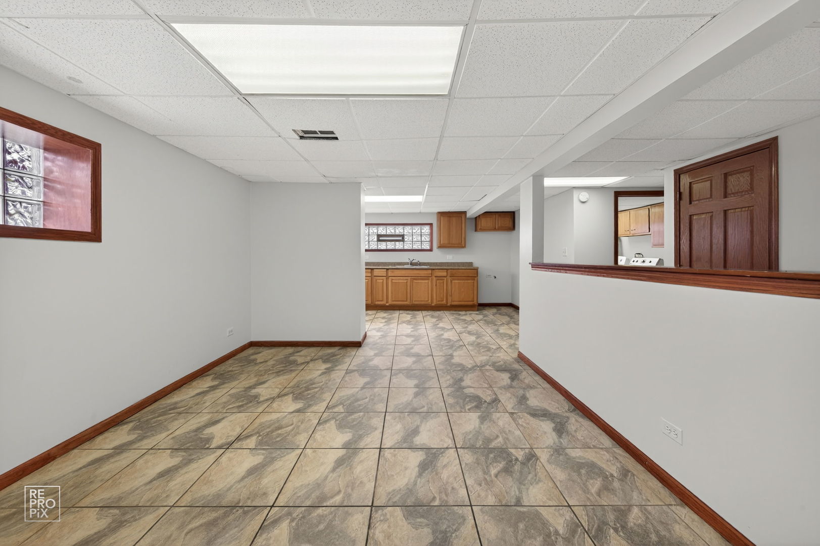 502 East Memorial Road Bensenville, IL 60106 - Photo 18 of 20 a view of a hallway with a window