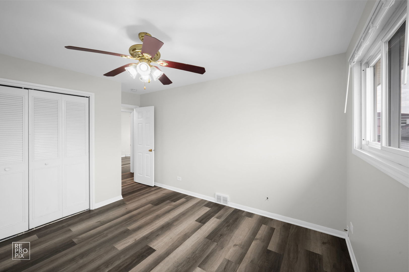 502 East Memorial Road Bensenville, IL 60106 - Photo 8 of 20 a view of room with hardwood floor and ceiling fan