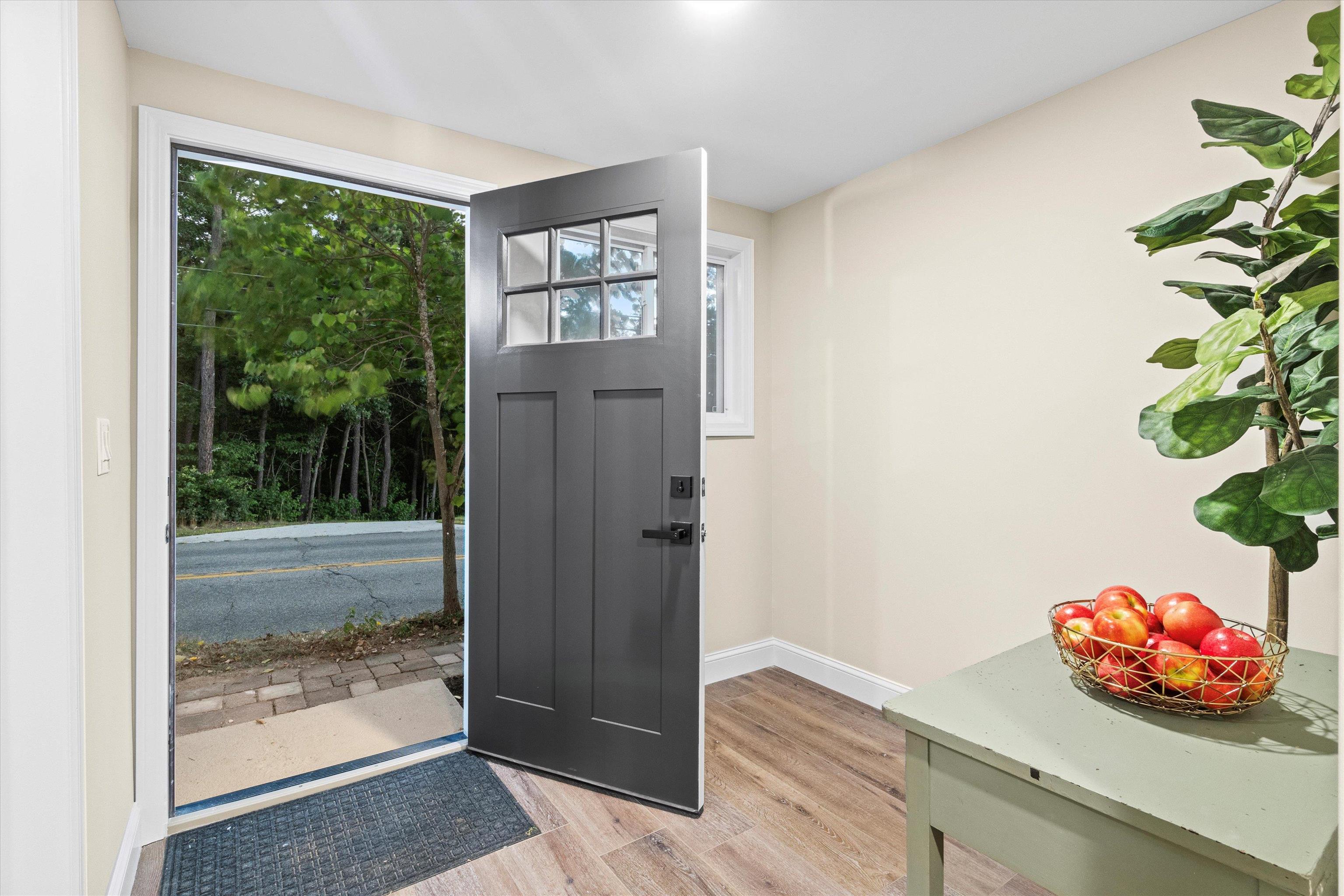 954 Goffstown Road Manchester, NH 03102 - Photo 5 of 38