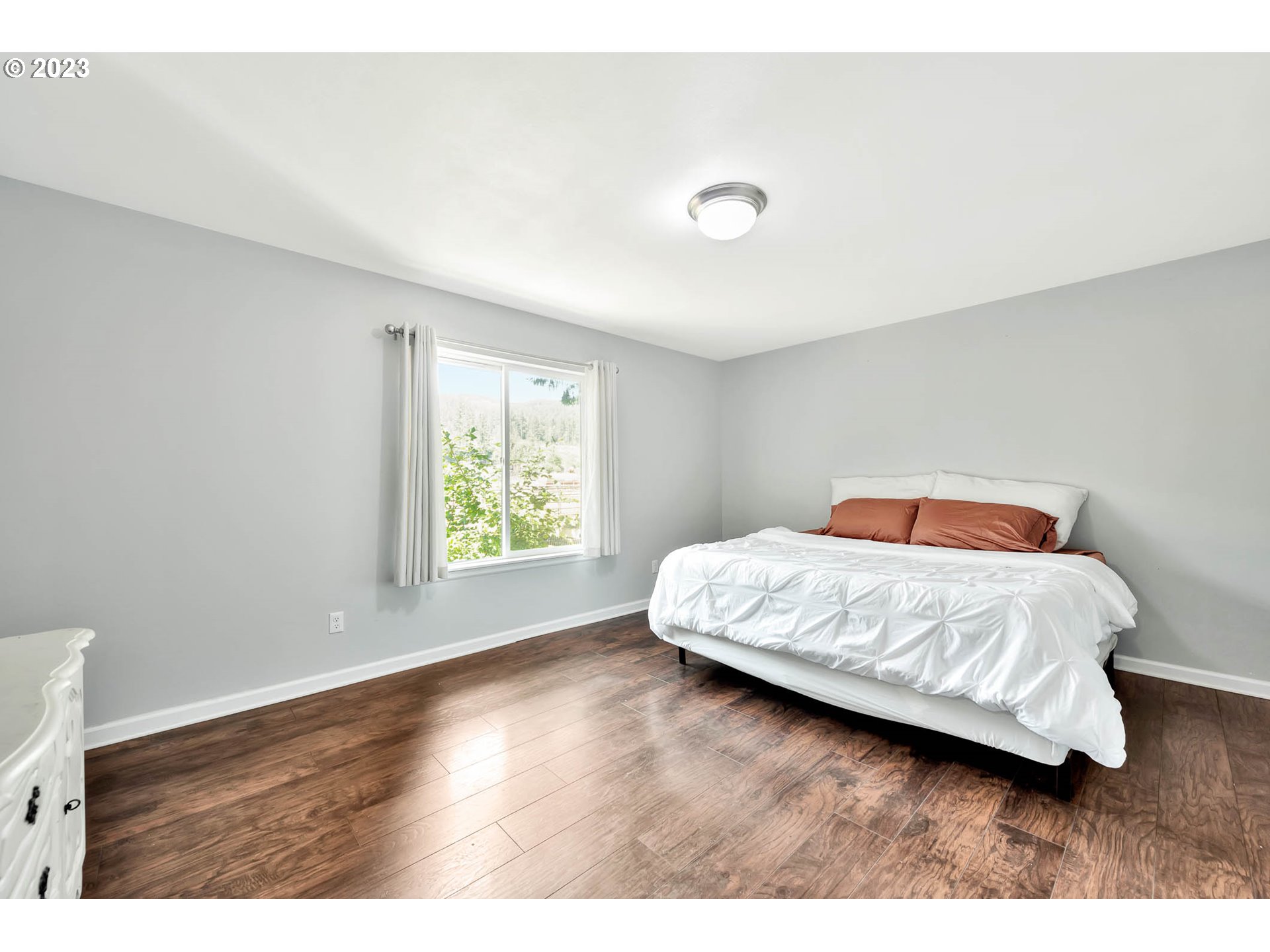 88750 Potter Lane Springfield, OR 97478 - Photo 16 of 43 a bedroom with a bed and a window