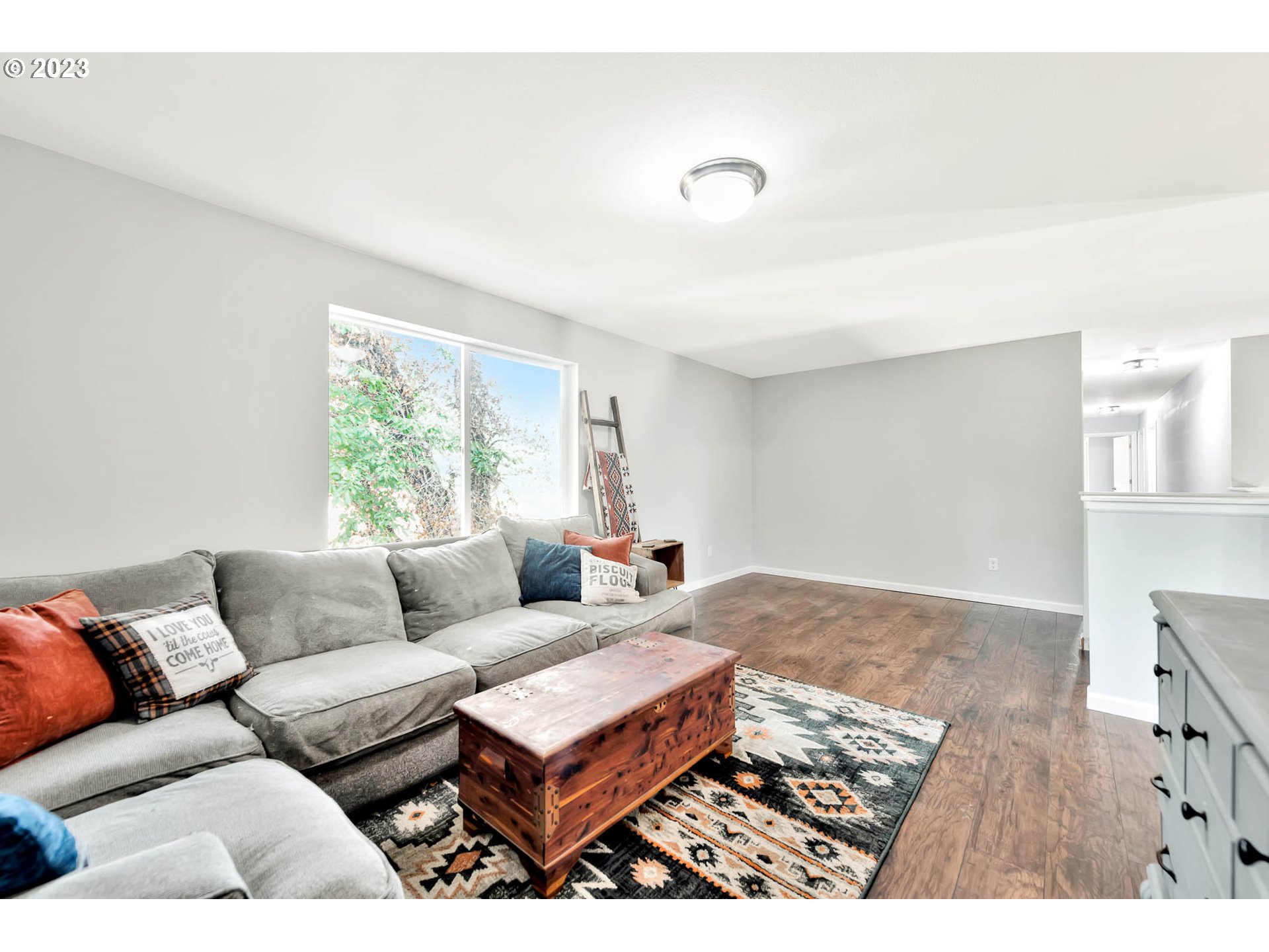 88750 Potter Lane Springfield, OR 97478 - Photo 19 of 43 a living room with furniture and a window