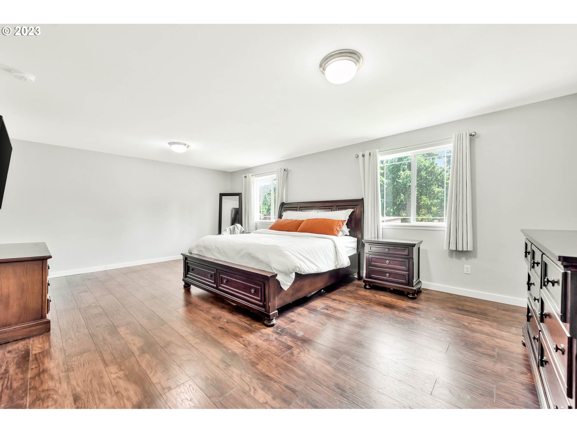 88750 Potter Lane Springfield, OR 97478 - Photo 20 of 43 a bedroom with a bed a table and chair