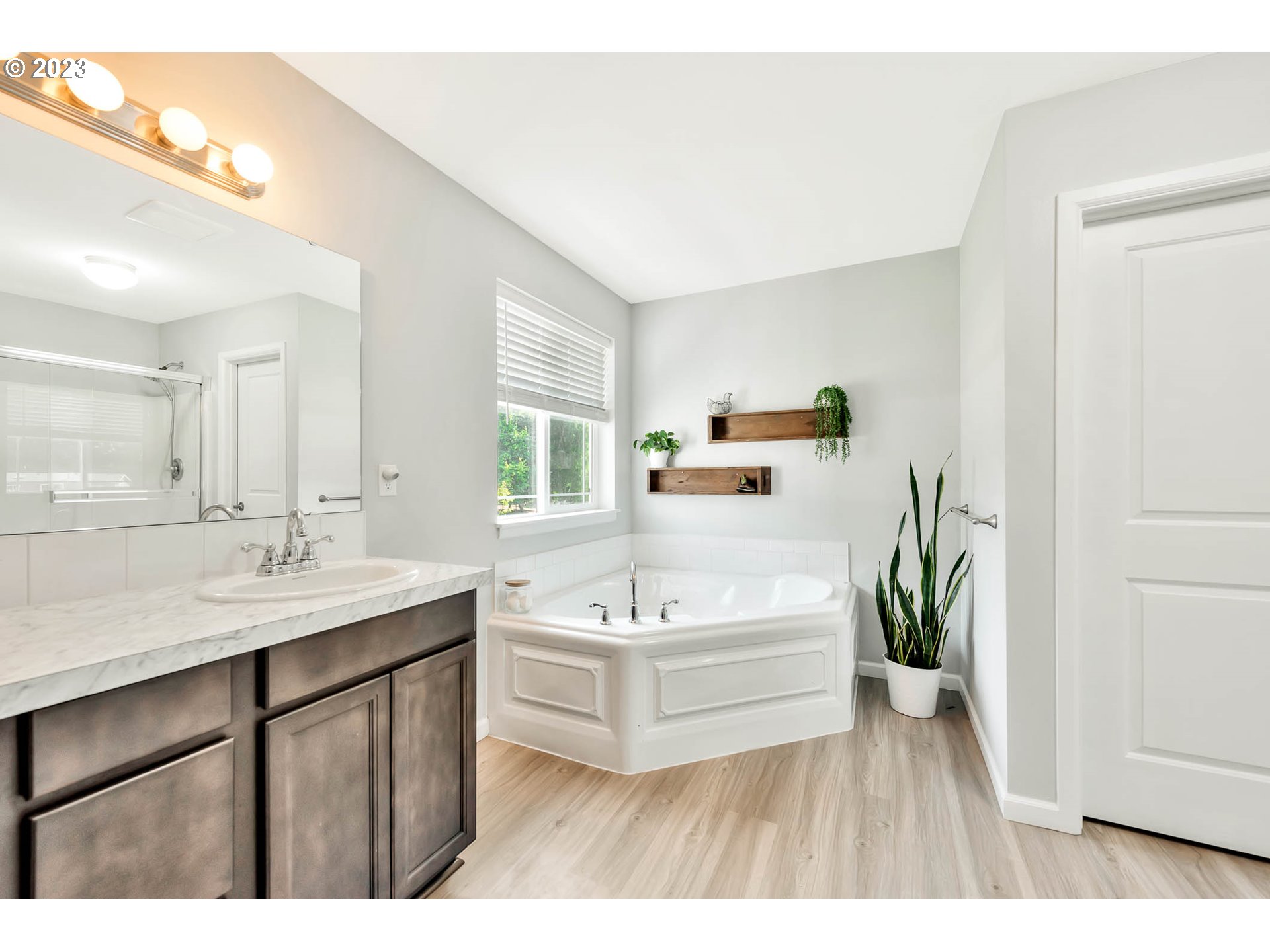 88750 Potter Lane Springfield, OR 97478 - Photo 22 of 43 a en suite bathroom with a sink a mirror and a bathtub