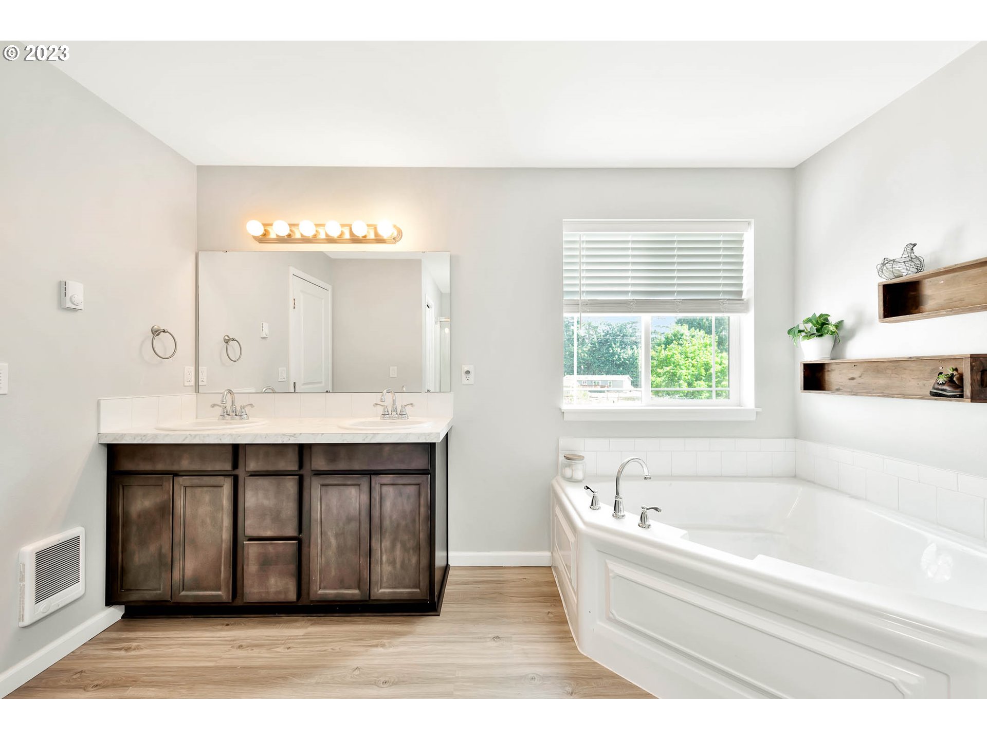 88750 Potter Lane Springfield, OR 97478 - Photo 23 of 43 a spacious bathroom with a tub double vanity sink and a mirror