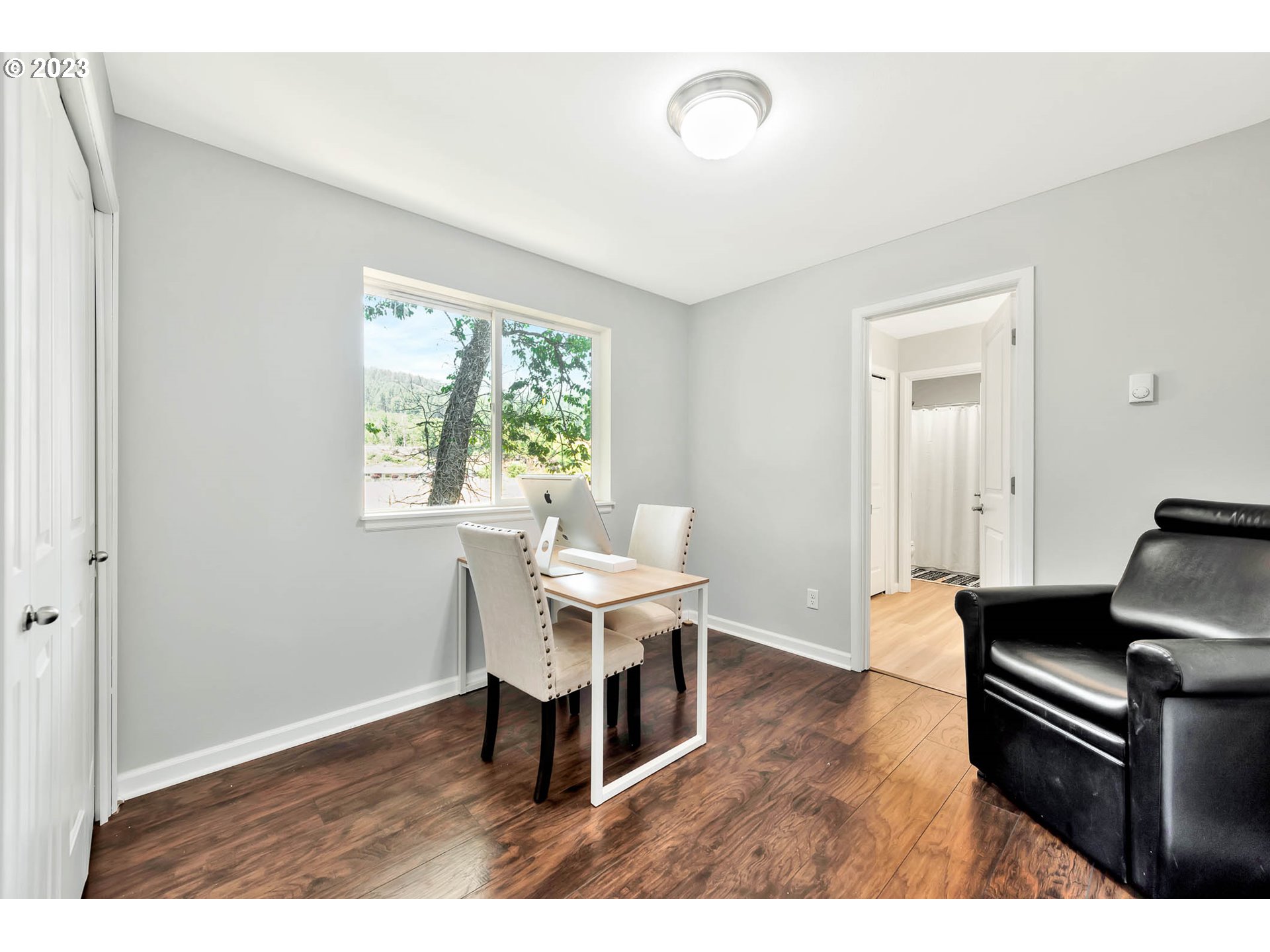 88750 Potter Lane Springfield, OR 97478 - Photo 31 of 43 a living room with furniture a table and a window