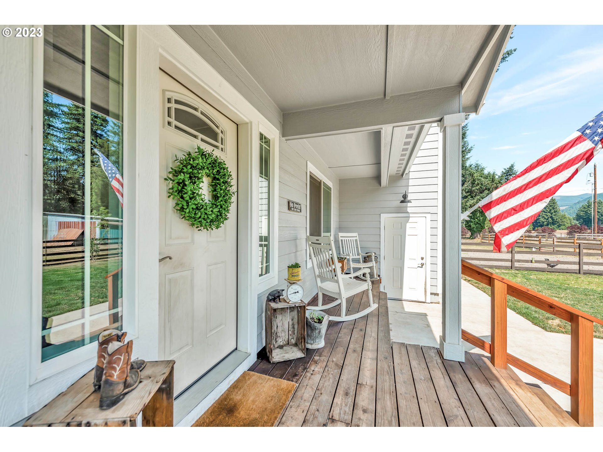 88750 Potter Lane Springfield, OR 97478 - Photo 4 of 43 a very nice looking room with a large window