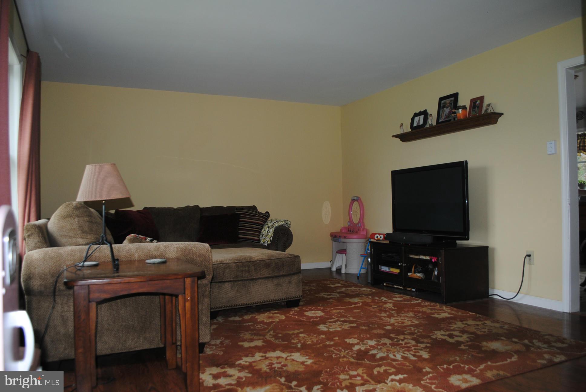 5105 Frazier Neck Road Preston, MD 21655 - Photo 8 of 18 Living Room