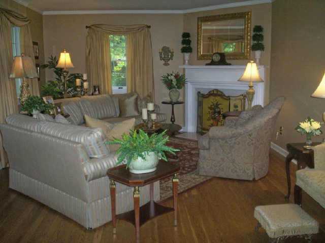 2225 Hadleigh Road Columbus, OH 43220 - Photo 3 of 10