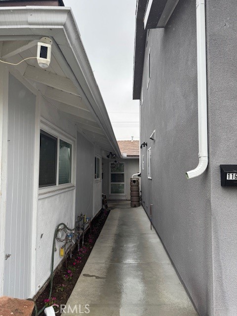 a view of a house with backyard