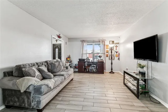 $275,000 | 828 Fairfax Drive, Gretna, LA 70056