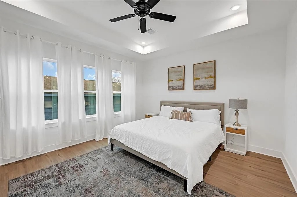 6814 Burkett Street, Unit B Houston, TX 77021 - Photo 12 of 22 a bedroom with a large bed and a window