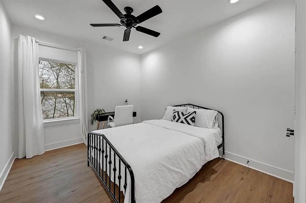 6814 Burkett Street, Unit B Houston, TX 77021 - Photo 19 of 22 a bedroom with a bed and a window