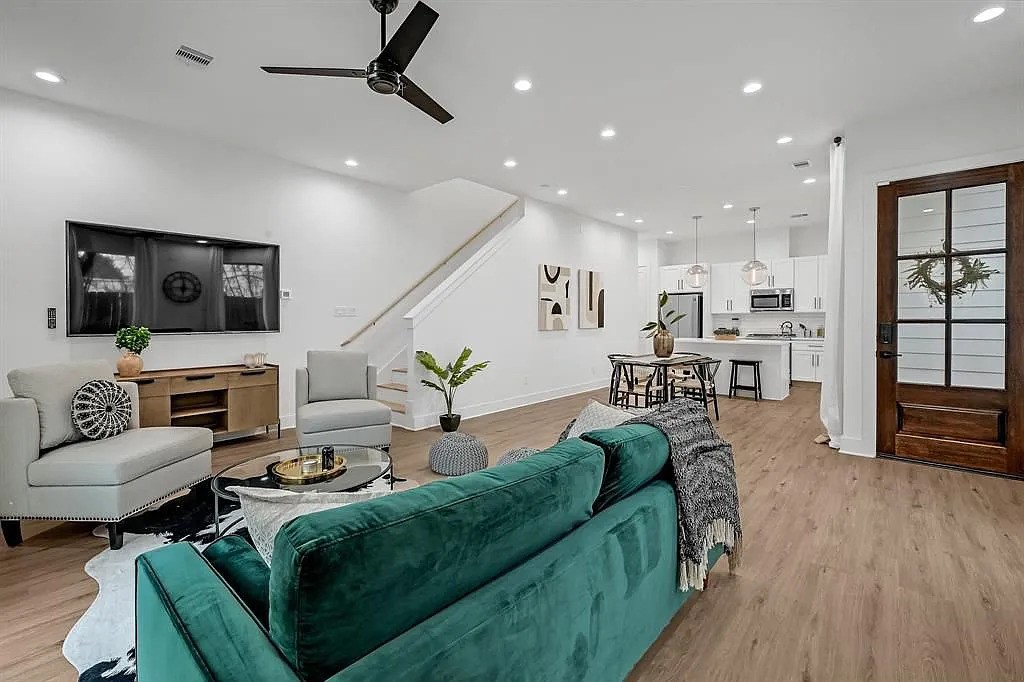 6814 Burkett Street, Unit B Houston, TX 77021 - Photo 6 of 22 a living room with furniture kitchen view and a wooden floor