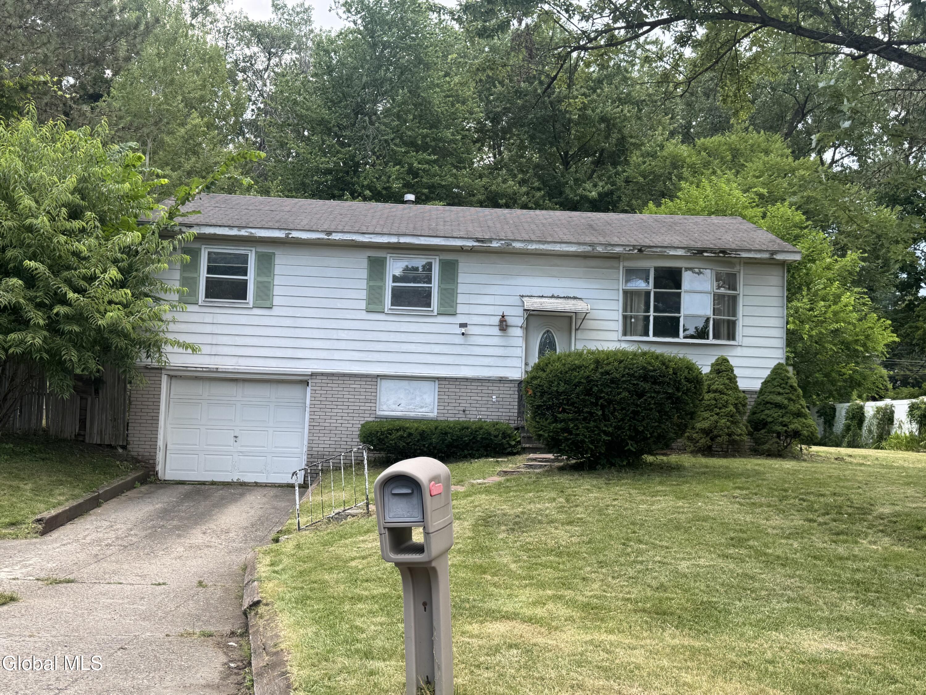 24 Aspen Road Colonie, NY 12110 - Photo 2 of 14 IMG_5819