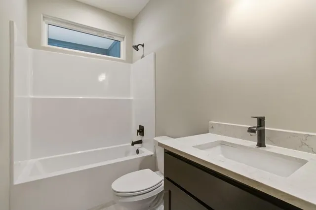 $764,900 | 1809 Halls Creek Avenue, Raymore, MO 64083