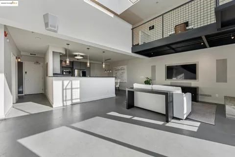 $675,000 | 850 West Grand Avenue, Unit 17, Oakland, CA 94607