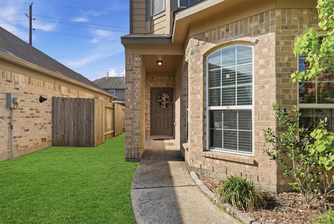14706 Ruddy Duck Lane Houston, TX 77049 - Photo 4 of 32 a front view of a house with a garden