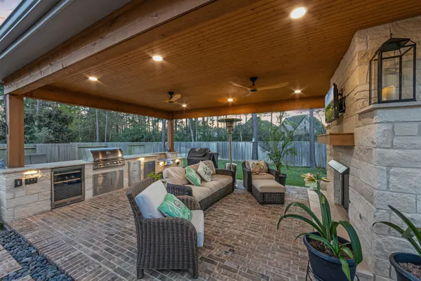$898,000 | 137 Sweeping Valley Drive, Montgomery, TX 77316