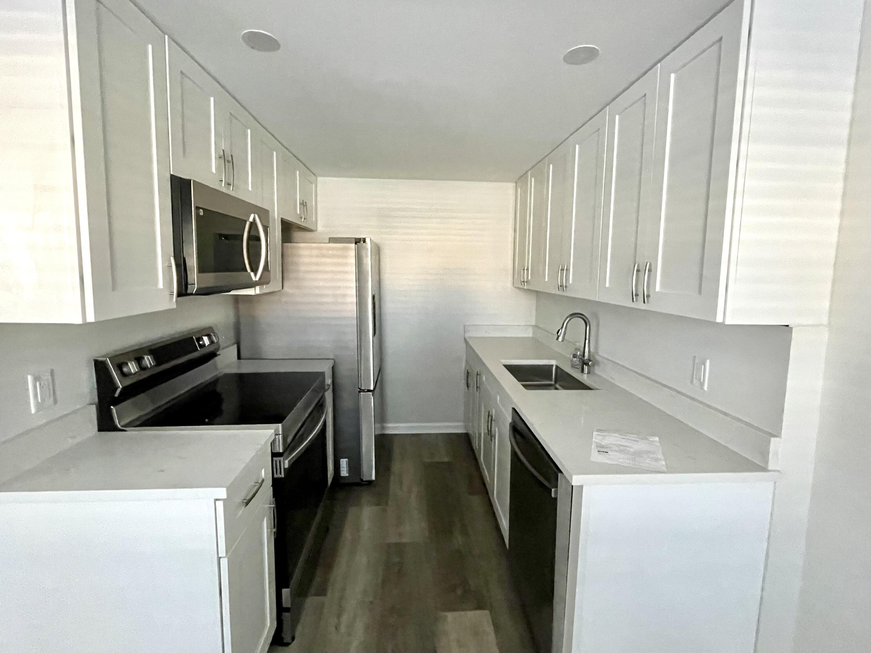 2080 Guildford East, Unit E Boca Raton, FL 33434 - Photo 3 of 19 Kitchen