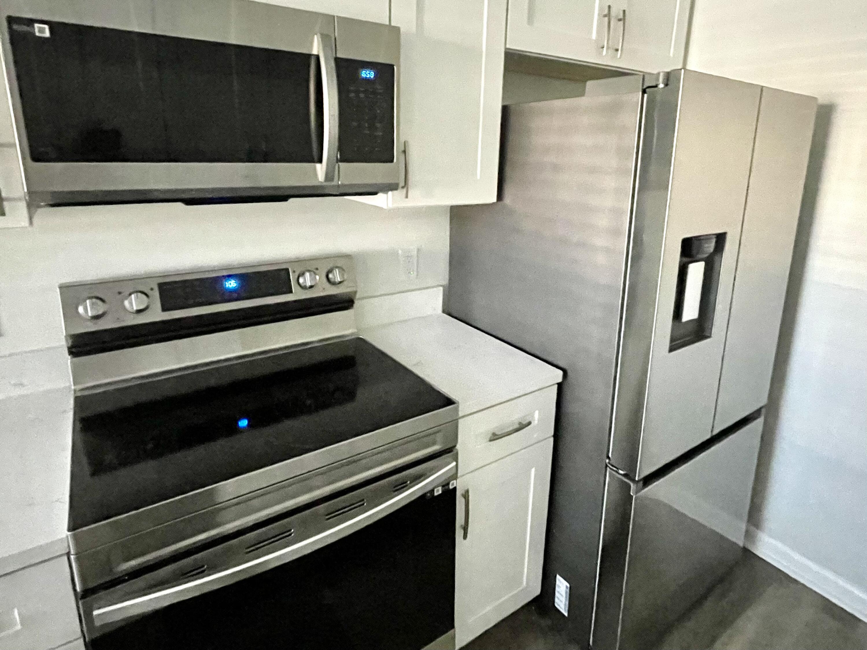 2080 Guildford East, Unit E Boca Raton, FL 33434 - Photo 4 of 19 kitchen