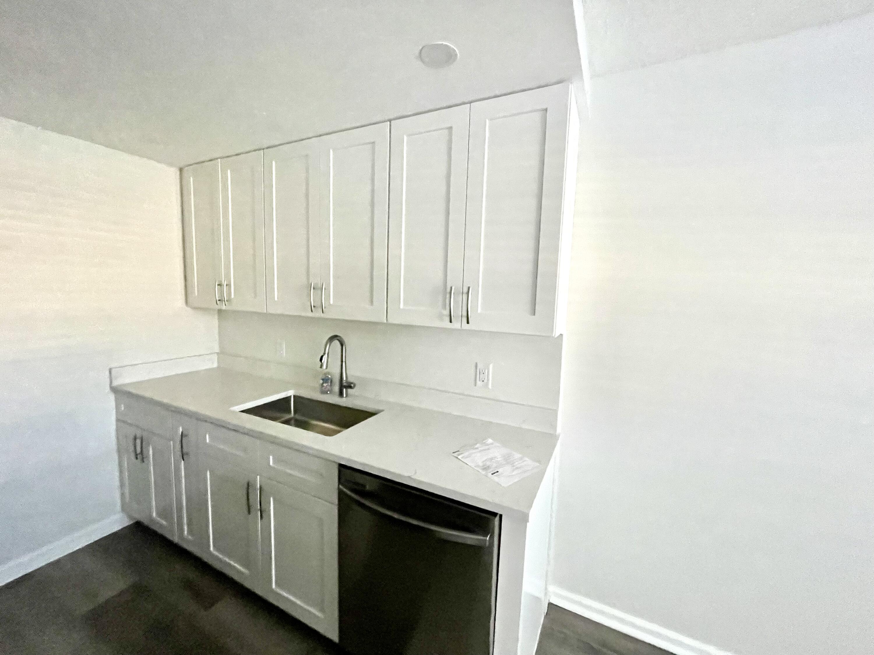 2080 Guildford East, Unit E Boca Raton, FL 33434 - Photo 5 of 19 Kitchen