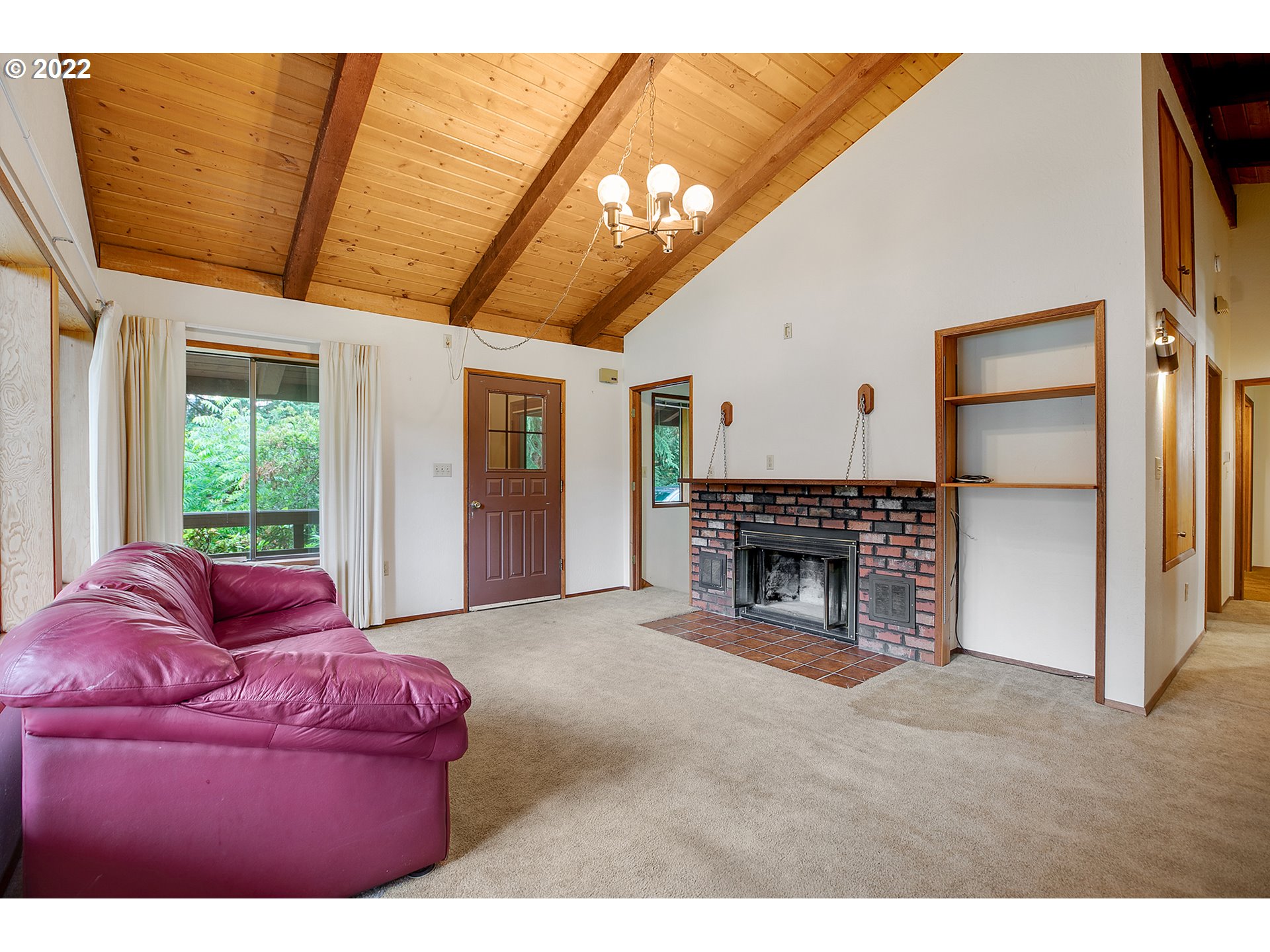 23065 Southwest Boones Ferry Road Tualatin, OR 97062 - Photo 4 of 32 Living Room