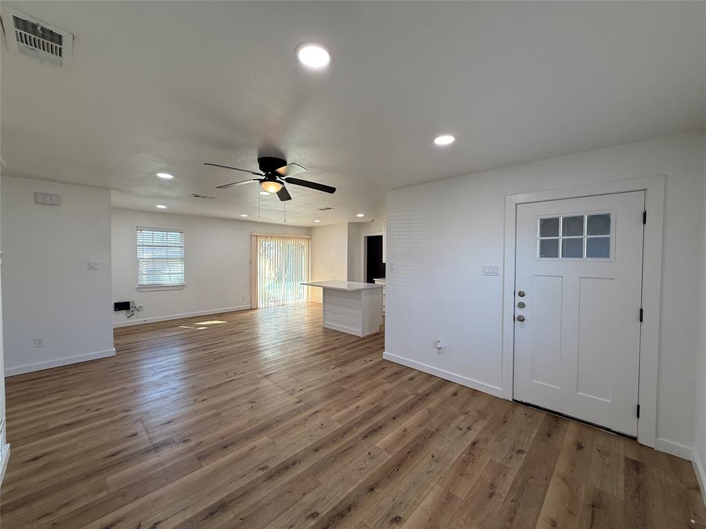 618 Pleasant Valley Road Garland, TX 75040 - Photo 4 of 22