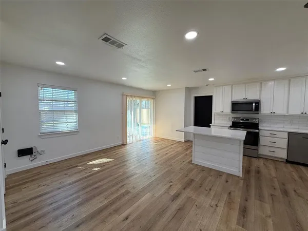 $2,095 | 618 Pleasant Valley Road, Garland, TX 75040