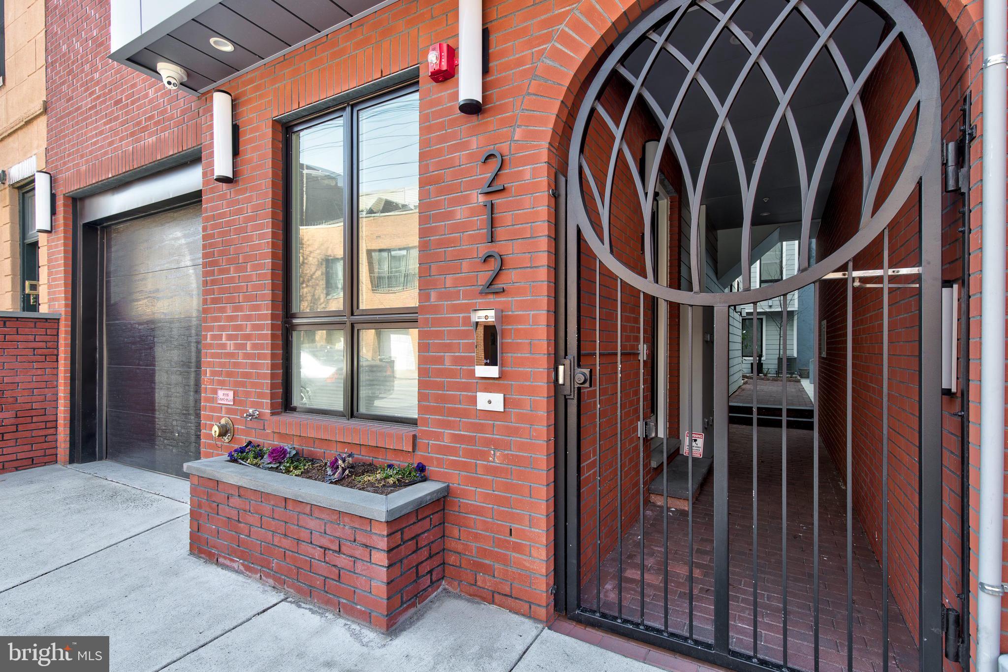 212 Bainbridge Street, Unit 4 Philadelphia, PA 19147 - Photo 2 of 27 Entrance