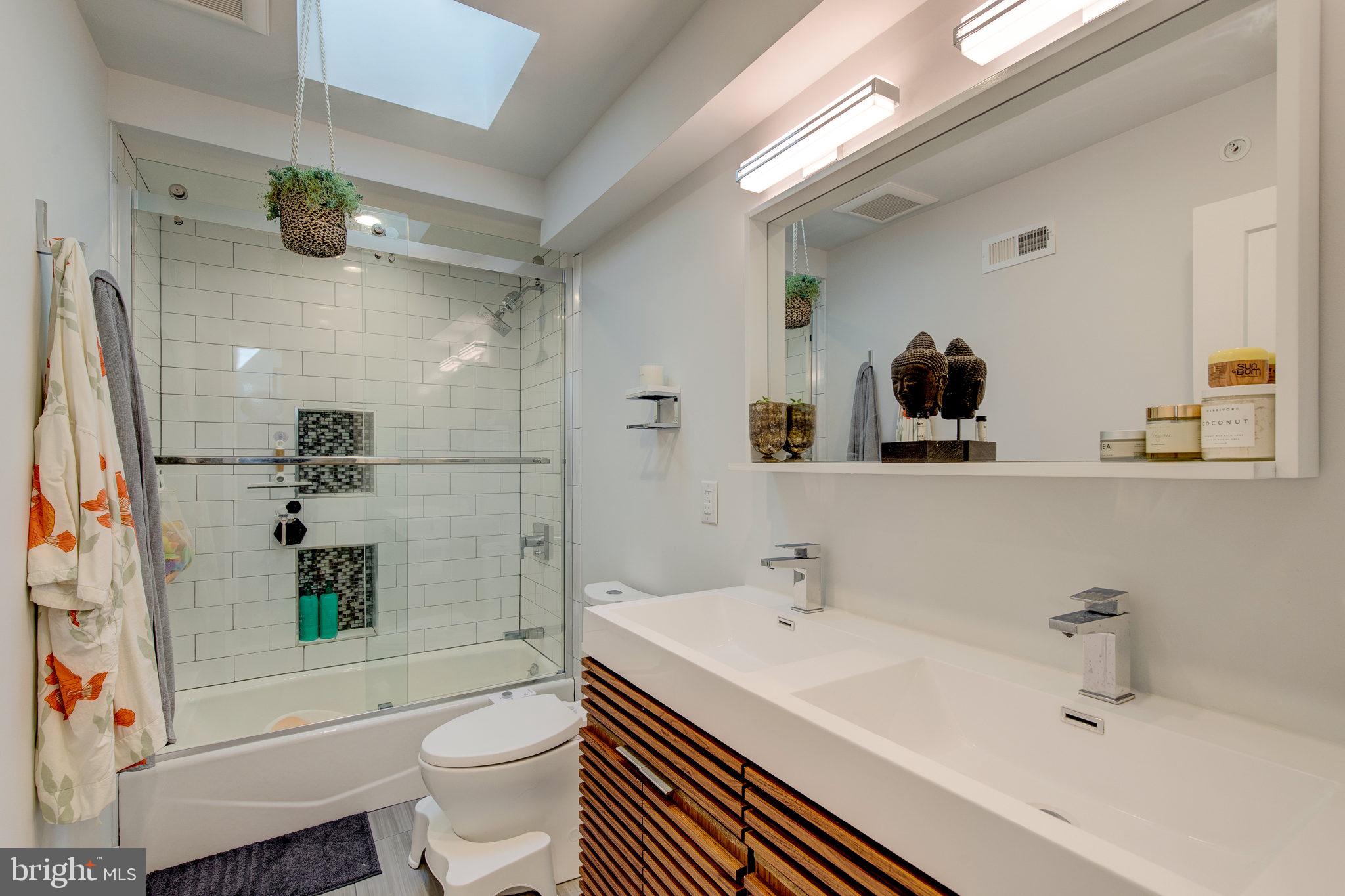 212 Bainbridge Street, Unit 4 Philadelphia, PA 19147 - Photo 21 of 27 Full hall bathroom with skylight
