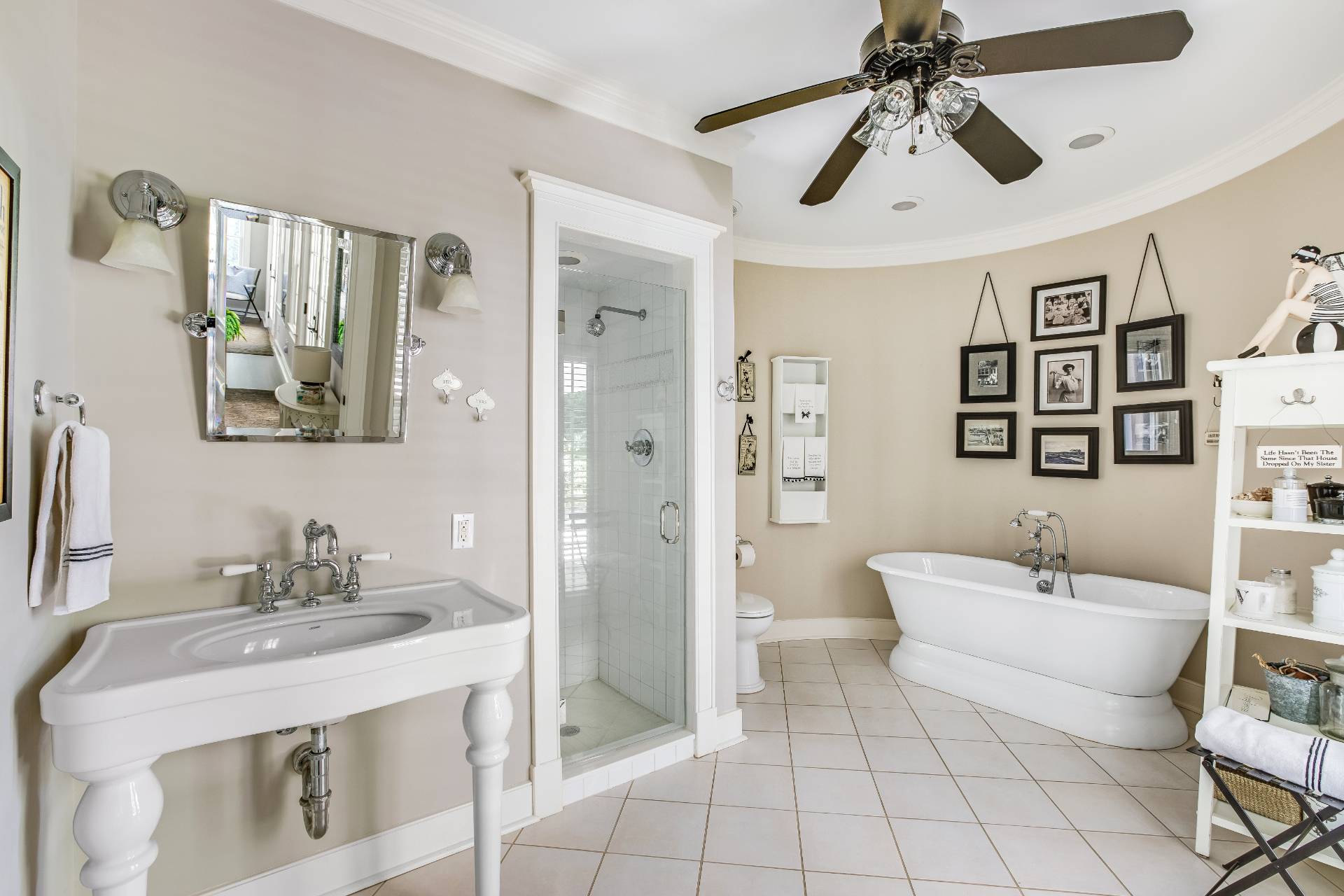 21 Tara Road Montauk, NY 11954 - Photo 21 of 37 a spacious bathroom with a double vanity sink mirror and bathtub