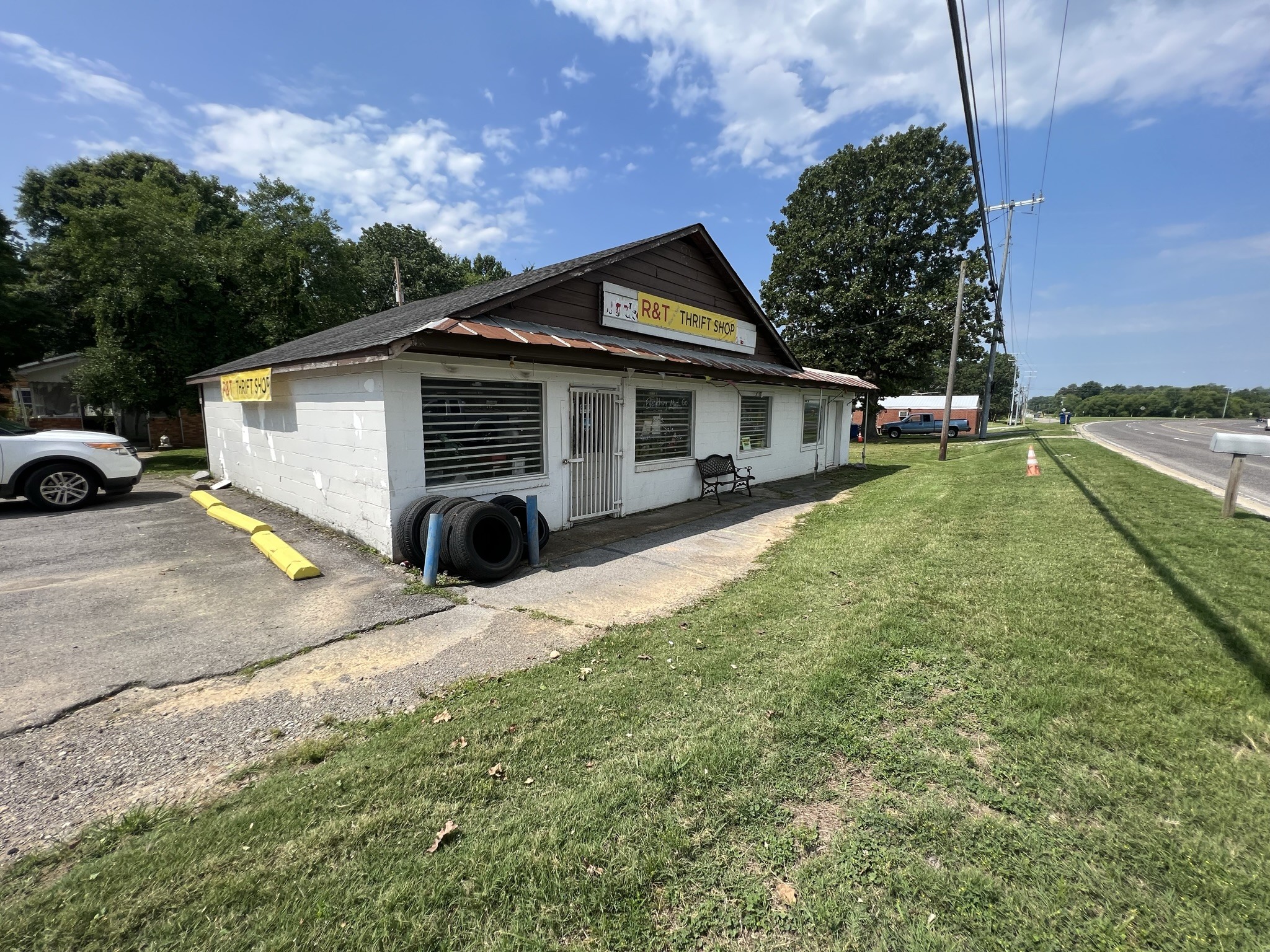 1400 Old Dover Road Clarksville, TN 37042 - Photo 3 of 65 a house with trees in the background