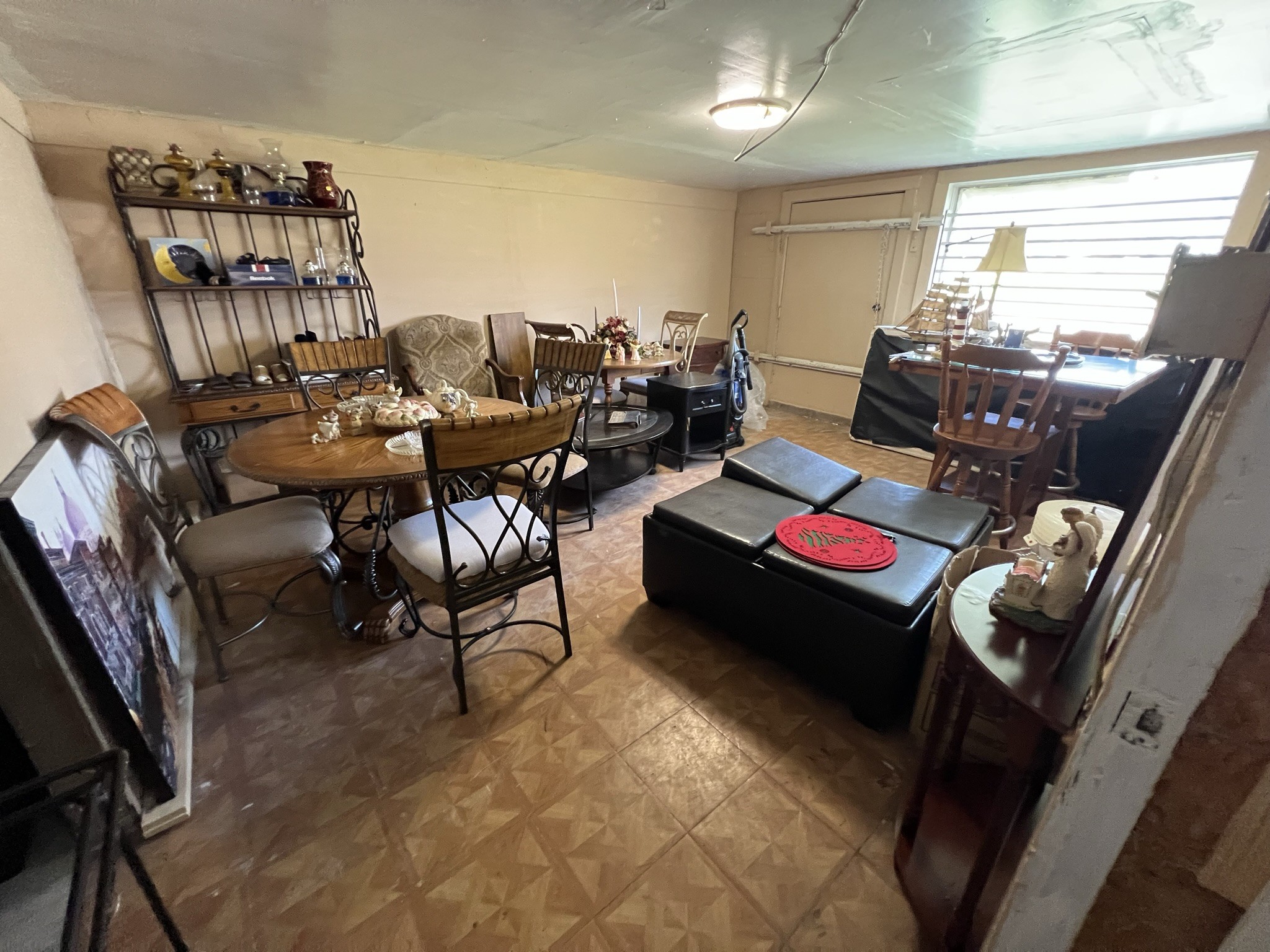 1400 Old Dover Road Clarksville, TN 37042 - Photo 31 of 65 a living room with furniture and a flat screen tv