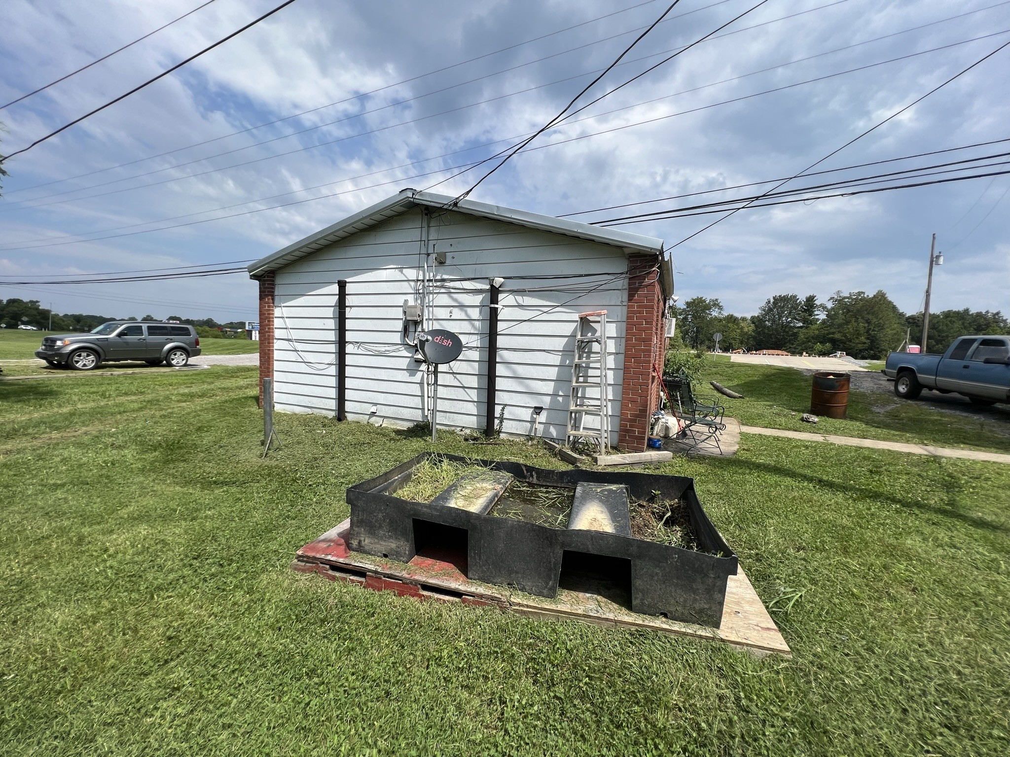 1400 Old Dover Road Clarksville, TN 37042 - Photo 39 of 65 a front view of a house with a yard table and chairs