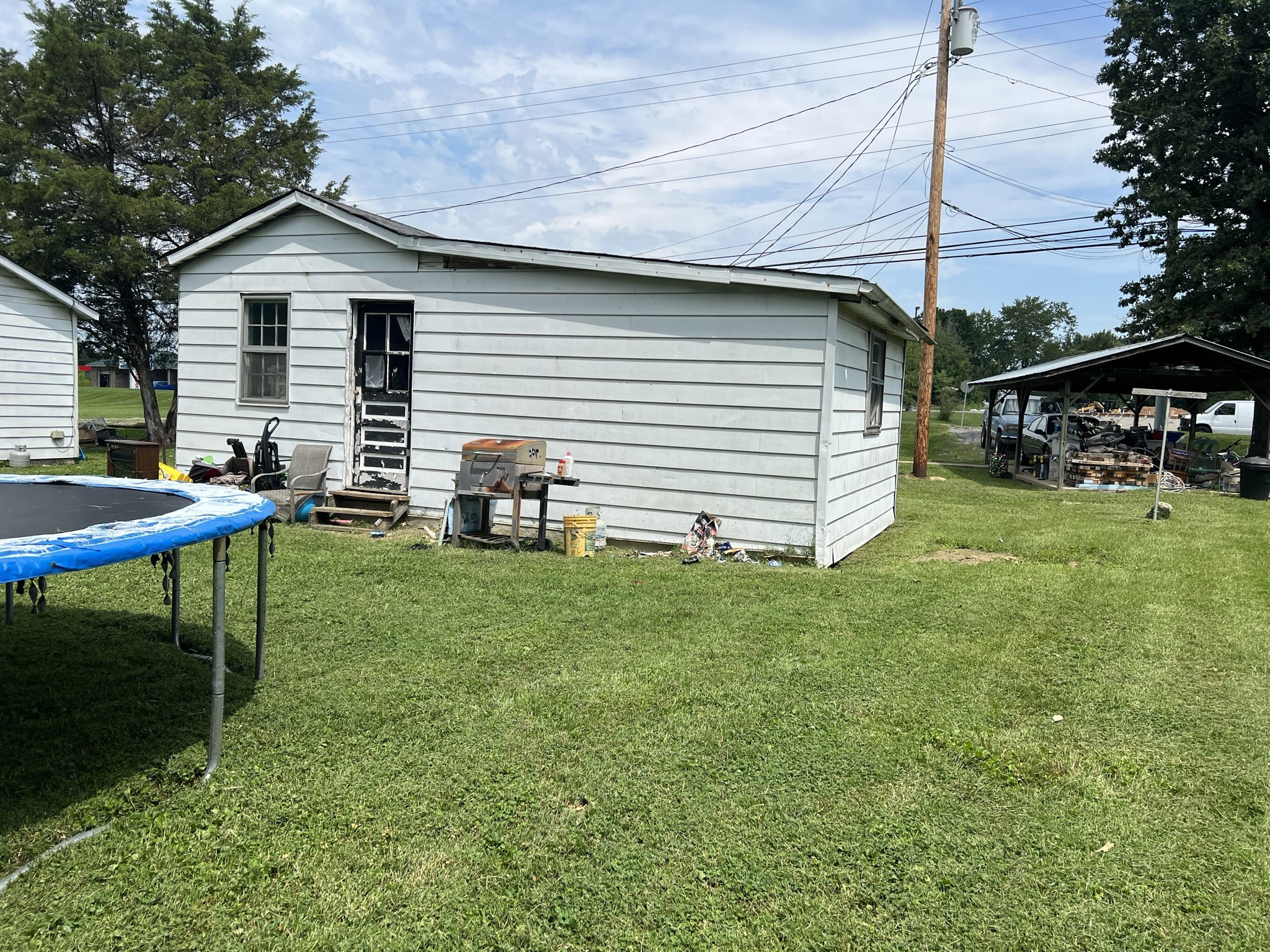 1400 Old Dover Road Clarksville, TN 37042 - Photo 57 of 65 a backyard of a house with table and chairs