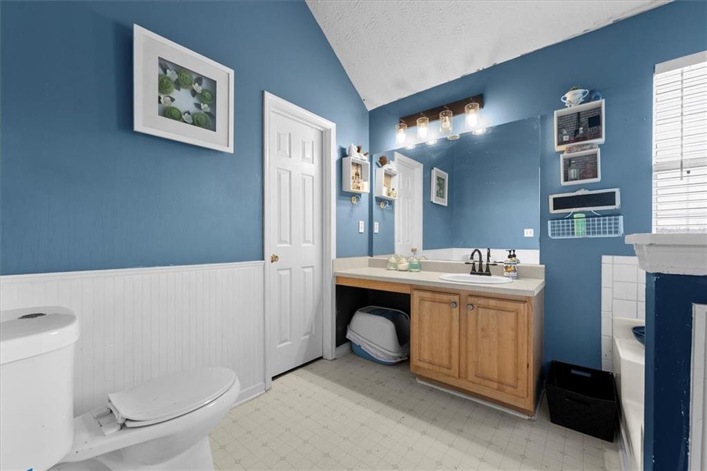 525 Michael Circle Monroe, GA 30655 - Photo 27 of 42 a bathroom with a sink a toilet and a bathtub