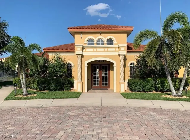 a view of a house with yard and plants