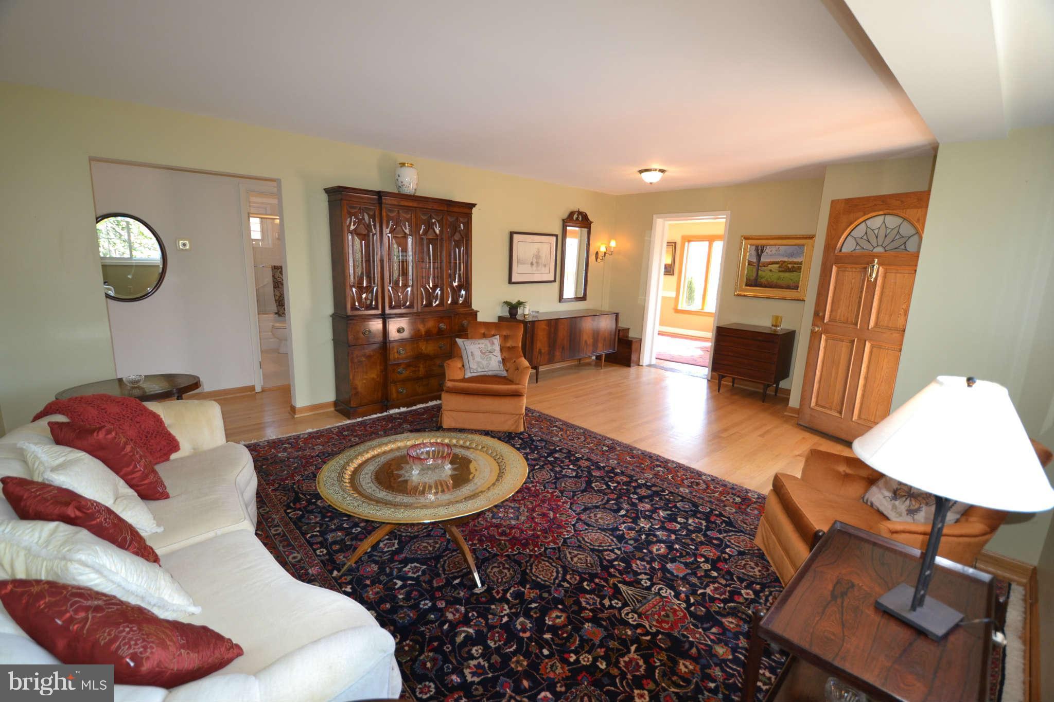 7467 Clifton Road Clifton, VA 20124 - Photo 3 of 30 Living Room