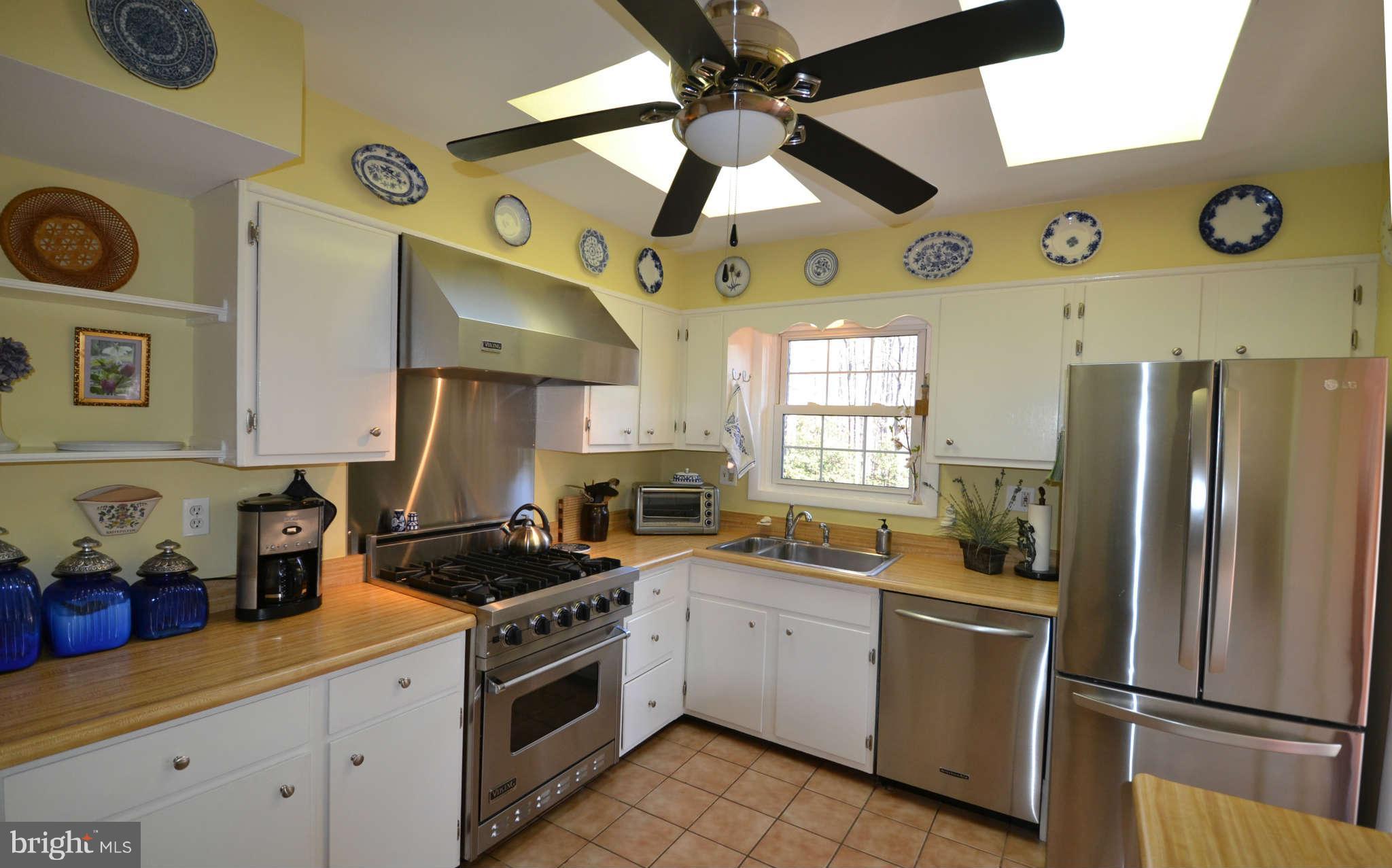 7467 Clifton Road Clifton, VA 20124 - Photo 5 of 30 Premium grade appliances including Viking Stove