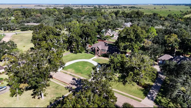 $639,000 | 346 Timbercreek Drive, Lake Jackson, TX 77566