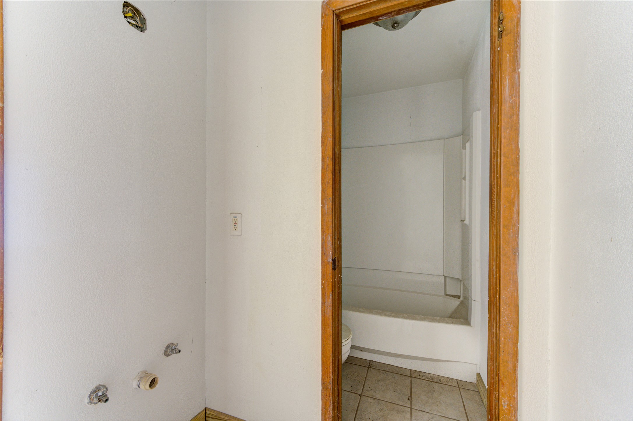 4602 Avenue H Rosenberg, TX 77471 - Photo 28 of 42 a bathroom with a bathtub