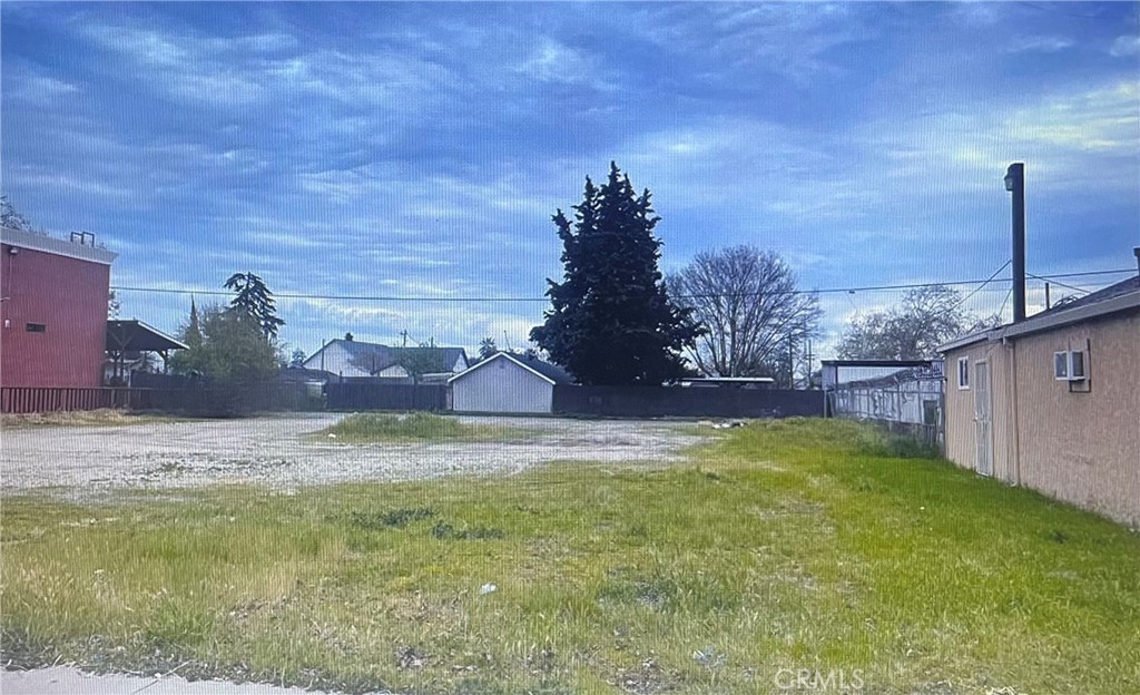 0 North Winton Way Winton, CA 95388 - Photo 2 of 6 a view of a backyard of the house