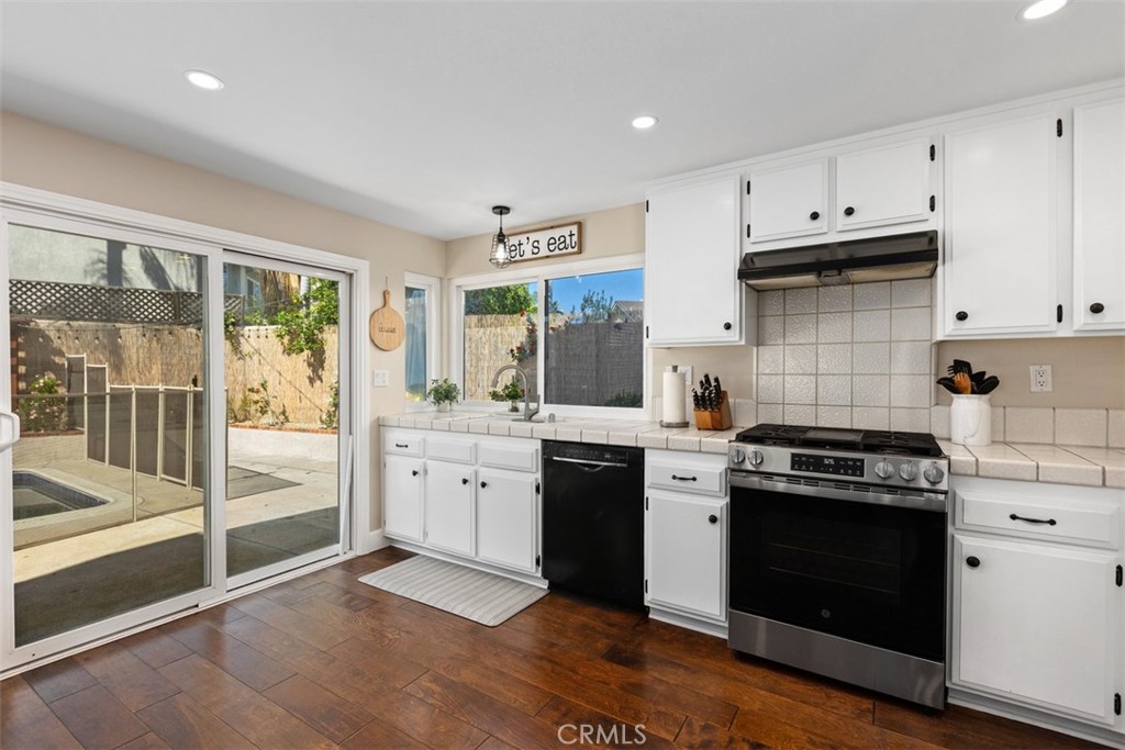 24711 Vía Del Rio Lake Forest, CA 92630 - Photo 7 of 41 Kitchen