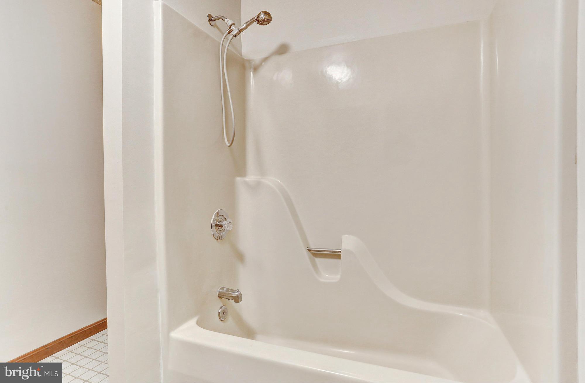 602 Rivershore Court Edgewood, MD 21040 - Photo 22 of 28 a bathroom with a bathtub