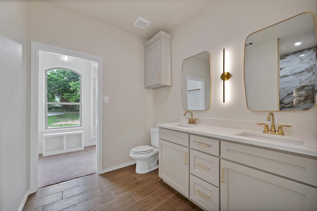 501 Harris Road Azle, TX 76020 - Photo 20 of 29 a bathroom with 2 sink and a mirror