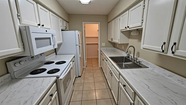 $1,300 | 7400 Bellerive Drive, Unit 1204, Houston, TX 77036